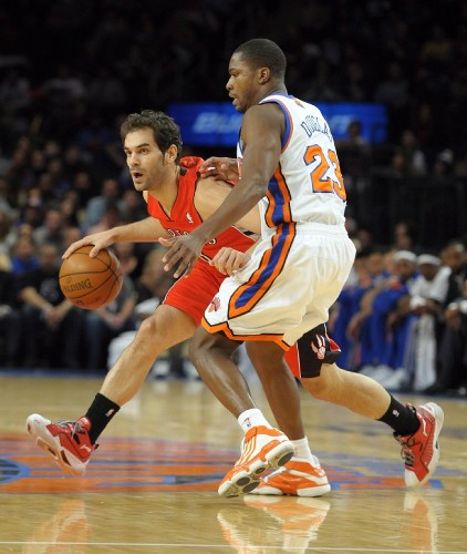 El jugador español Jose Calderon (i) de los Toronto Raptors en acción ante Toney Douglas de los New York Knicks.