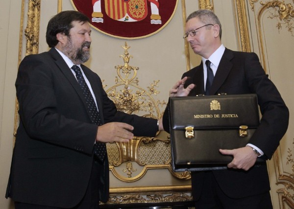 Alberto Ruíz-Gallardón recibe la cartera del departamento correspondiente de manos de su predecesor en el cargo.