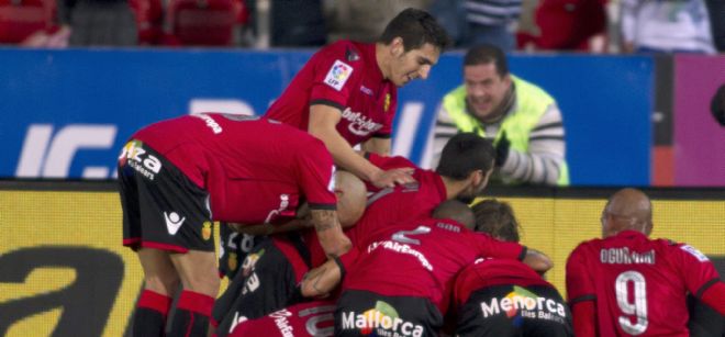 Los jugadores del Mallorca celebran su cuarto gol, marcado por el centrocampisto uruguayo Gonzalo 
