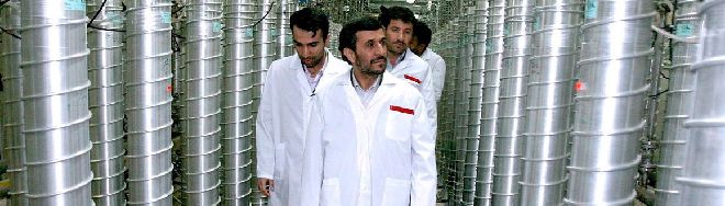 El presidente iraní, Mahmud Ahmadineyad, durante una visita a la planta nuclear de Natanz.