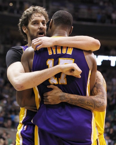 El jugador de Lakers Andrew Bynum (d) es felicitado por su compañero Pau Gasol.