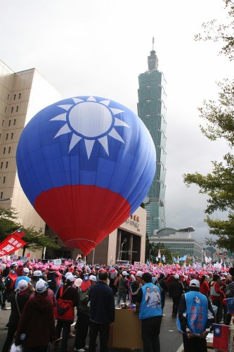 Los seguidores del presidente de Taiwán, Ma Ying-jeou, asisten a una concentración electoral en Taipei.