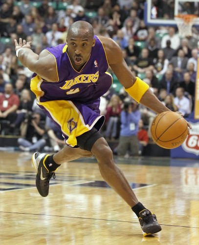 Kobe Bryant maneja el balón.