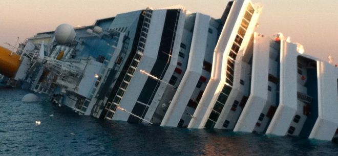 Vista del barco de cruceros Costa Concordia escorado 80 grados en aguas de la isla italiana de Giglio.