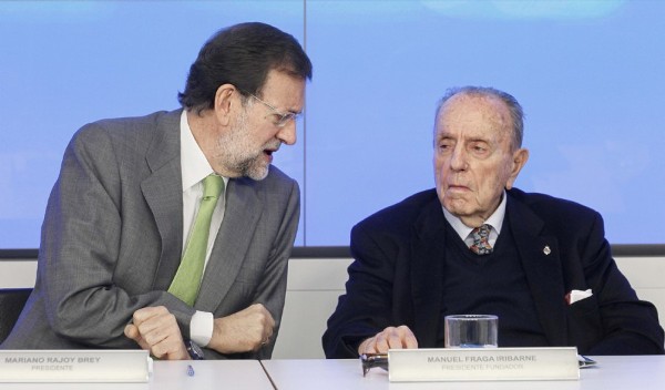 2011 del presidente fundador del PP, Manuel Fraga (d), quien ha fallecido esta noche en su domicilio de Madrid a los 89 años. En la imagen, Fraga conversa con el presidente del PP, Mariano Rajoy, durante la reunión del Comité Ejecutivo Nacional de la formación.