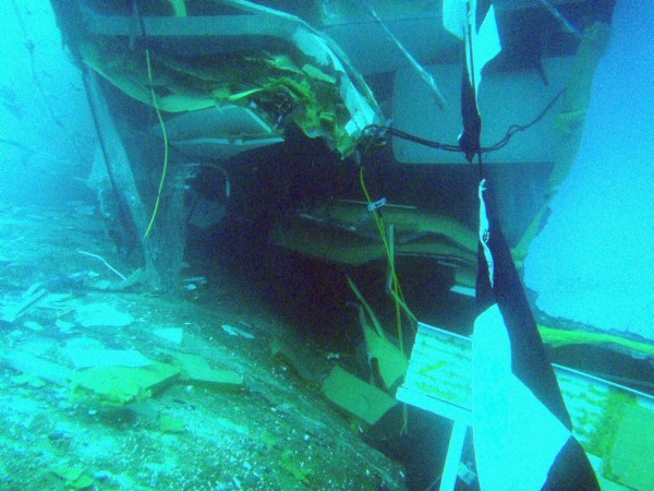 Fotografía tomada y facilitada hoy, hoy, domingo 15 de enero de 2011, por submarinistas de la Policía financiera (Guardia di Finanza) italiana del interior del crucero 