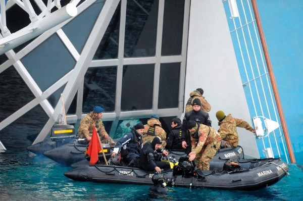 Submarinistas de la Guardia Costera italiana realizan labores de búsqueda de supervivientes del crucero.