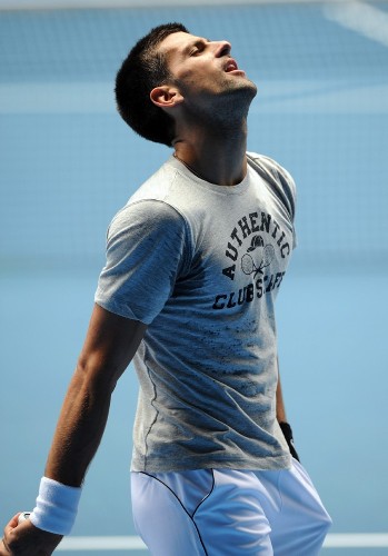 El tenista serbio Novak Djokovic entrena en el Rod Laver Arena de Melbourne.