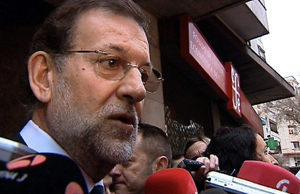El presidente del Gobierno, Mariano Rajoy, atiende a los periodistas a su salida de la capilla ardiente.