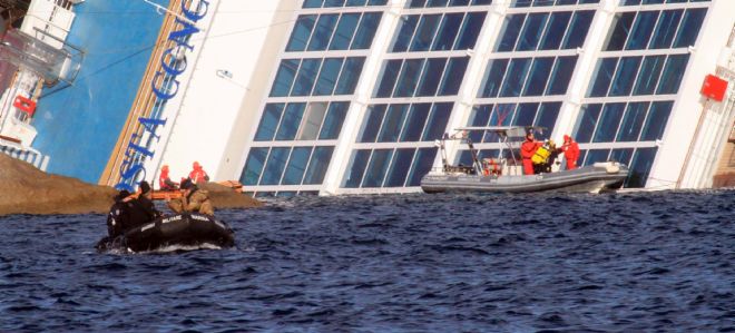 Lanchas de los servicios de rescate italianos rodean el crucero 
