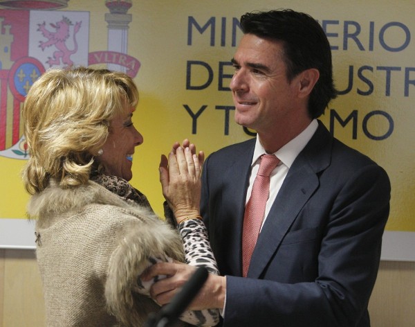 El ministro de Industria, Energía y Turismo, José Manuel Soria, saluda a la presidenta de la Comunidad de Madrid, Esperanza Aguirre.