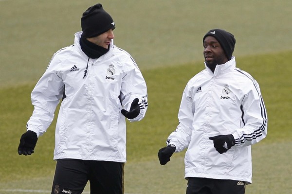 Los jugadores franceses Karim Benzema (i) y Lassana Diarra durante un entrenamiento.