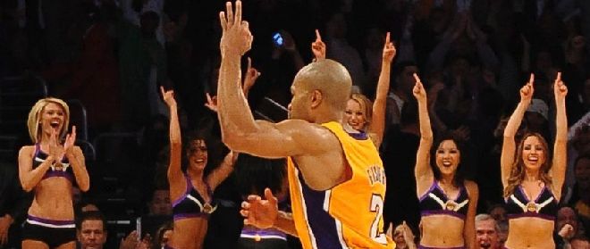 El jugador de los Lakers de Los Angeles Derek Fisher (c) celebra con las animadoras tras encestar un tiro.