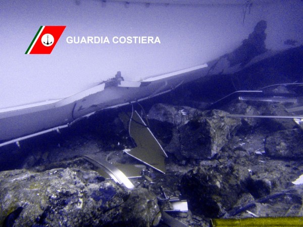 Fotografía cedida por los guardacostas italianos en la que se pueden apreciar los daños en el casco del crucero.