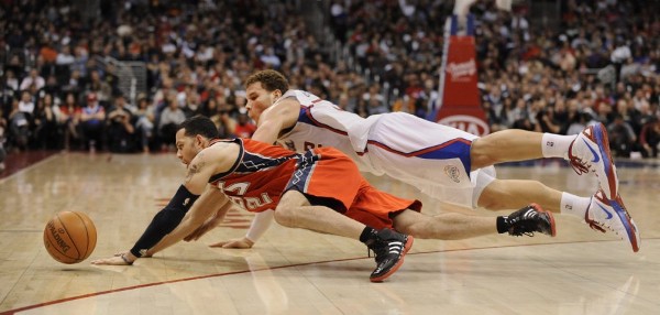 Blake Griffin (d) de los Clippers de Los Ángeles disputa el balón con Jordan Farmar.
