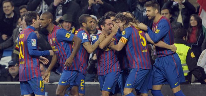 Los jugadores del F. C. Barcelona, celebran el primer gol del equipo blaugrana, durante el encuentro correspondiente a la ida de los cuartos de final de la Copa del Rey, que les enfrenta esta noche al Real Madrid en el estadio Santiago Bernabeu, en Madrid.