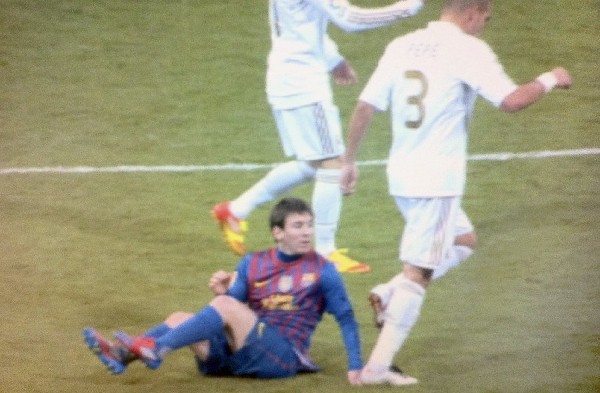 Imagen de TV facilitada por Canal Plus del portugués del Real Madrid, Pepe (d), pasando junto al argentino Leo Messi.