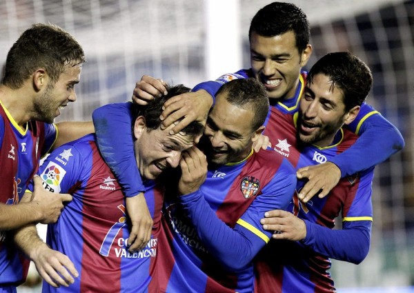 El delantero del Levante Rubén Suárez (2i) celebra un gol con sus compañeros.