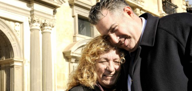 Encarnación Montes, hermana de Miguel Montes Neiro, el preso común más antiguo de España, se abraza al abogado de su hermano Félix Ángel Martínez.