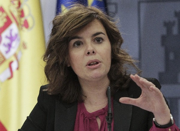 La vicepresidenta del Gobierno, Soraya Sáenz de Santamaría, durante la rueda de prensa posterior al Consejo de Ministros, celebrado este mediodía en el Palacio de La Moncloa.