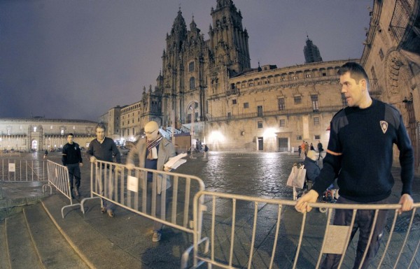 Un grupo de operarios ultima los preparativos en la plaza del Obradoiro de Santiago de Compostela.