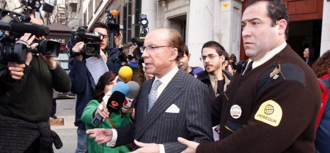 El empresario José María Ruiz-Mateos (i) a su salida de los juzgados de Palma en los que se ha negado a declarar tras ser citado por sendas estafas por la venta de dos hoteles.