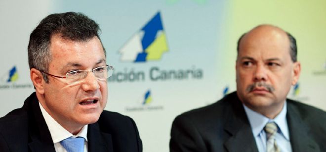 Los diputados del grupo Nacionalista Canario (CC-PNC-CCN) en el Parlamento de Canarias, Ignacio González (i) y José Miguel Barragán.