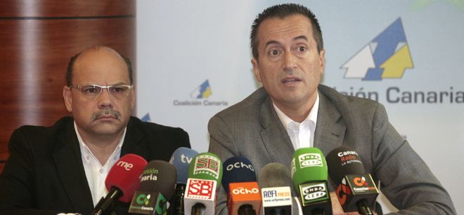 El presidente y el portavoz del grupo Nacionalista Canario del Parlamento de Canarias, José Miguel Ruano (d), y José Miguel Barragán.