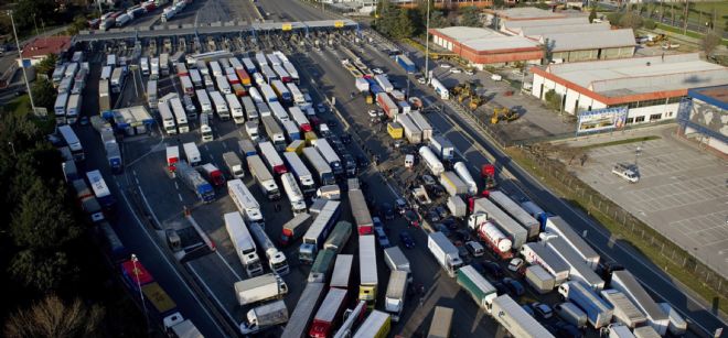 Camioneros italianos bloquean la autopista A16 durante una protesta en un peaje a la altura de Nápoles, Italia.