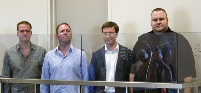 (i-d) Bram van der Kolk, Finn Batato, Mathias Ortmann y el fundador de la popular página de descargas MegaUpload, Kim Schmitz.