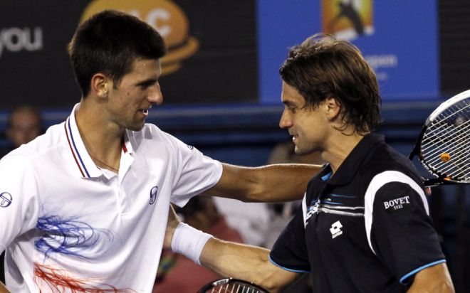 El tenista español David Ferrer (dcha) saluda al serbio Novak Djokovic (izda) tras el partido.