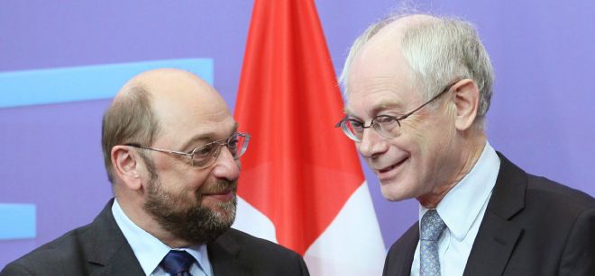 El presidente del Consejo Europeo, Herman Van Rompuy, (d), da la bienvenida al presidente del Parlamento Europeo, Martin Schulz.