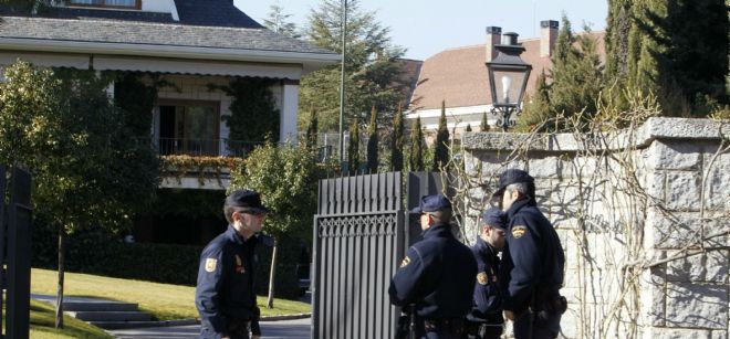 Varios agentes de la Policía Nacional custodian la entrada del domicilio madrileño de la familia Ruíz-Mateos.