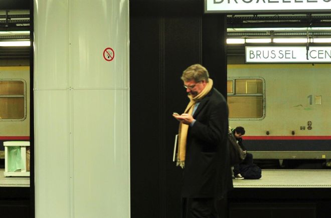 Un hombre en la Estación Central de Bruselas en la que no circulan los trenes.