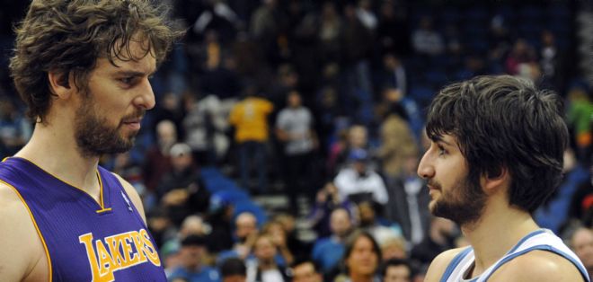 El jugador de los Lakers Pau Gasol (i) habla con su compañero de selección Ricky Rubio.
