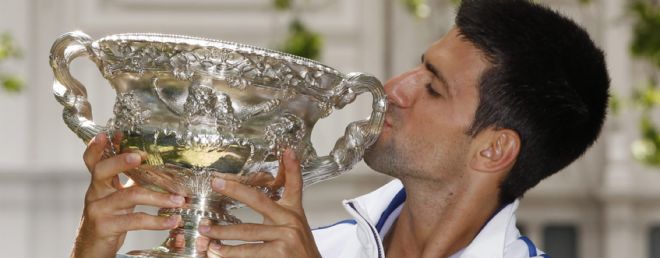 El serbio Novak Djokovic besa su trofeo del Abierto de Australia.
