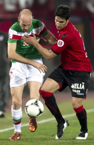 El jugador del Mallorca Pedro Bigas (d), disputa un balón con el delantero del Athletic Gaizka Toquero.