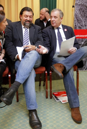 El secretario general del PSdeG, Pachi Vázquez (d), junto al dirigente el PSOE coruñés Francisco Caamaño.