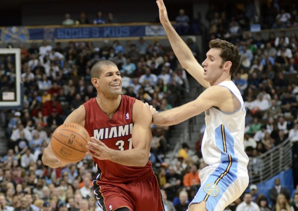 El escolta español Rudy Fernández (d), de los Denver Nuggets, defiende a Shane Battier, de Miami Heat.