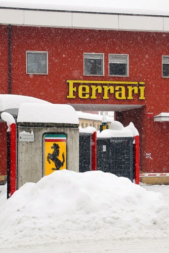 La nieve cubre los alrededores de la sede de Ferrari en Maranello cerca de Módena.