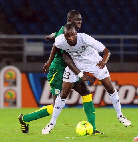 El jugador de Senegal, Mohamed Diame (i), lucha por el balón ante el jugador de Libia, Jamal Mohamed.