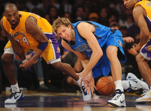 El jugador de los Mavericks de Dallas Dirk Nowitzki (c) y Kobe Bryant (izq), de los Lakers de Los Angeles.