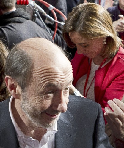 El nuevo secretario general del PSOE, Alfredo Pérez Rubalcaba, junto a su contrincante Carme Chacón.