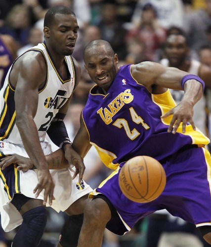 El jugador de los Jazz de Utah Paul Millsap lucha por el balón con Kobe Bryant.