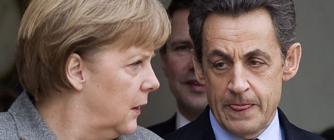 El presidente francés Nicolás Sarkozy (d) despide a la canciller alemana Angela Merkel.