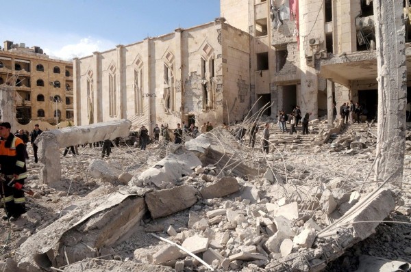 Ruinas de un edificio tras el atentado cometido en Alepo, Siria.