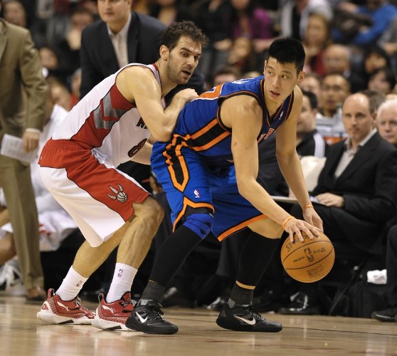El jugador de los Knicks de Nueva York Jeremy Lin (d) controla la bola ante el español José Calderón.