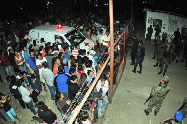 Familiares de los reos muertos en las puertas de la cárcel hondureña de Comayagua hoy, 15 de febrero de 2012. El incendio ha causado al menos 272 muertos y decenas de heridos, informó una fuente oficial.