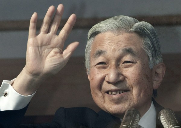 Fotografía de archivo del emperador de Japón, Akihito, saludado a los ciudadanos durante una audiencia pública.