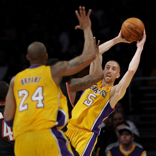 El jugador de los Ángeles Lakers, Steve Blake (d), intenta pasarle el balón a su compañero Kobe Bryant.